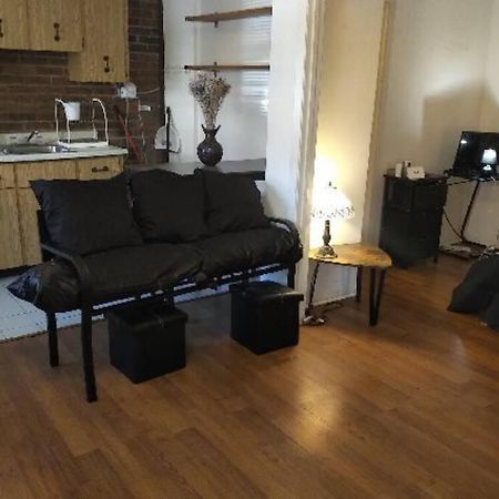 Awesome Cozy 1 Bedroom Coachhouse Toronto Extérieur photo