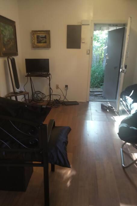 Awesome Cozy 1 Bedroom Coachhouse Toronto Extérieur photo